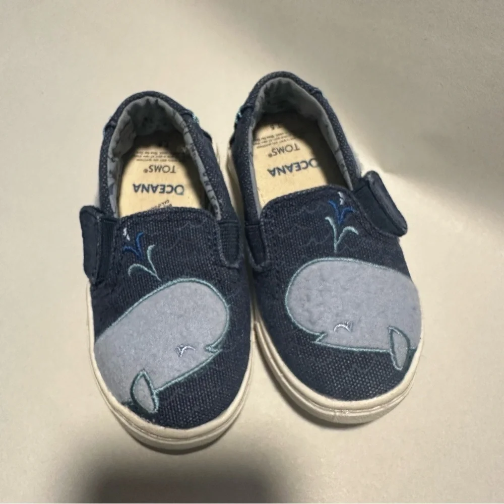 Tom’s toddler blue whale design slip on sneakers